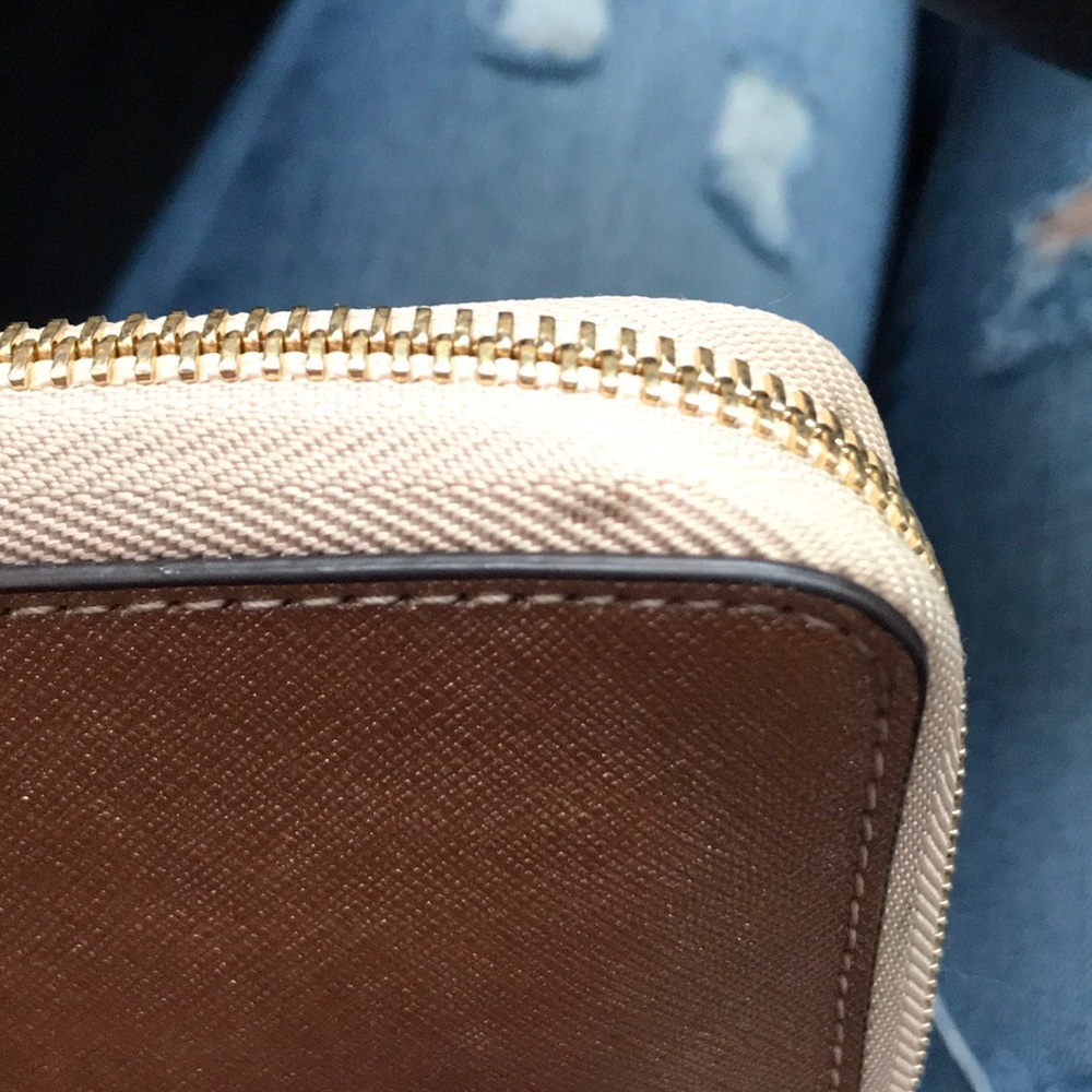 Michael Kors clutch wristlet  in pale gold - Picture 2 of 4